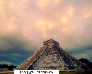 piramida de la chichen de la chichen itza din mexico au fost construita in anul 800 d.h., constituie