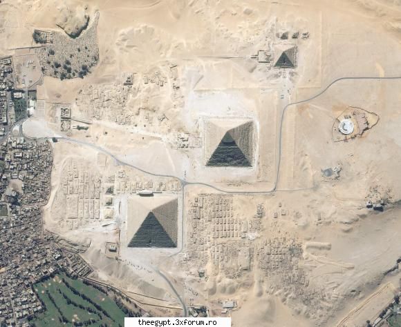 piramidele vazute de deasupra piramidele